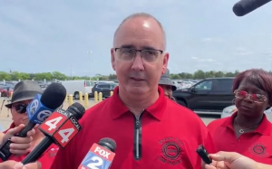 美國汽車工人聯合會主席誓言在參議院作證時積極組織汽車工廠一起鬥爭