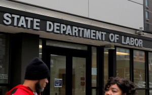 美國尋求失業補助者，高達了將近330萬人