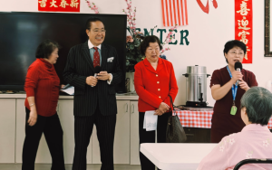 我們到社區老人中心拜年