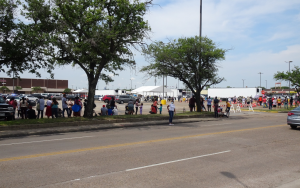 休士頓市政府與食品銀行聯合支持食品免費領取活動 上周六中午在Sharpstown 附近四條街舉行，現場一片車海