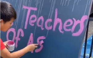 休城這所小學的老師，疫情期間開車上街鼓勵學生