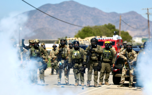 聯邦移民局突襲加州大麻農場引發激烈沖突 抗議者與執法人員對峙爆發催淚沖突