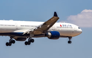 驚險一刻！達美客機與美軍戰機在華盛頓國家機場上空險些相撞