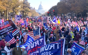 數萬名特朗普的支持者在白宮附近舉行“百萬MAGA大遊行”