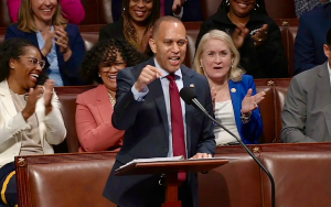 傑弗裏斯“魔法一分鍾”演講阻擊特朗普“偉大而美麗的法案”　衆院最終表決再度推遲