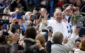 教宗逝世 各地信徒梵蒂冈广场哀悼