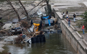 德州暴洪死亡人數升至43人，數十人仍失蹤，救援仍在進行中