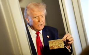 川普展示移民新签证「金卡」 印有其肖像