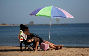 報告：在 70 多種流行的防曬產品中發現致癌化學物質