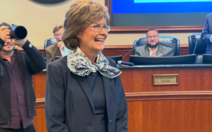 糖城市首位女市長McCutcheon宣誓就職，市議會隆重表彰世界級青少年泳將