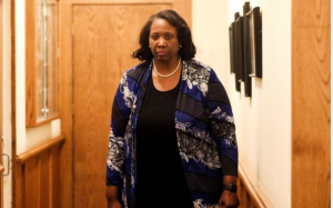 川普宣稱開除生效 聯準會理事庫克不理會