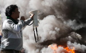 印尼示威延燒 總統恢復訪中出席閱兵