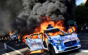 洛杉矶移民抗議持續升級 警方下令驅散集會 州長怒斥聯邦非法派兵