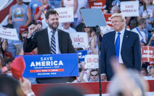 特朗普選擇曾經的批評者、現在的堅定捍衛者萬斯作爲其競選搭檔