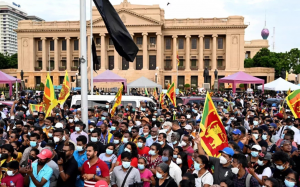 斯裏蘭卡抗議者在經濟危機中闖入總統府    總統驚慌逃離