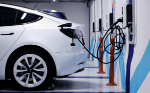 进度落后 拜登盼广设50万座EV充电站