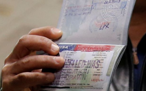 以「公共负担」為由 美无限期暂停75国移民签证