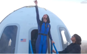 6名女太空人搭火箭完成亚轨道太空之旅