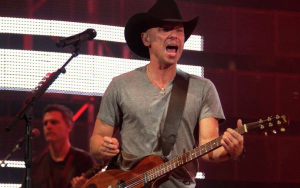 超級巨星切斯尼時隔 7 年後重返休斯頓牛仔競技表演賽場演唱