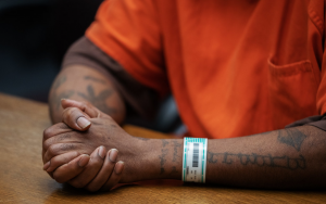 【視頻】哈里斯監獄首起確診，獄內500人恐受波及